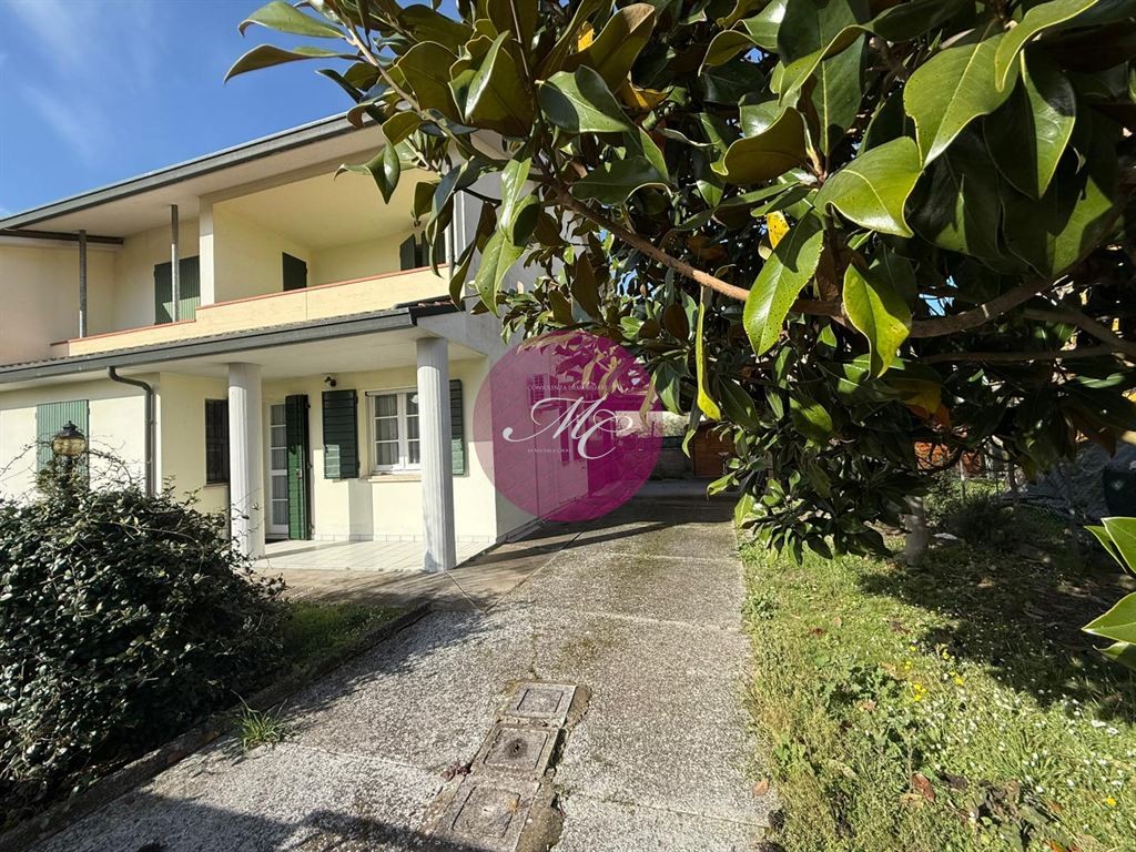 Classe (Ra) -  Villetta Bifamiliare con giardino angolare e tre letto