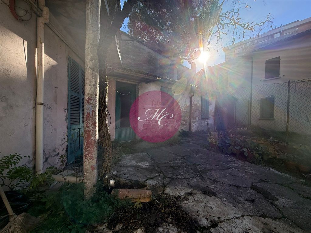 Nel cuore del Borgo San Rocco (RA): Casa abbinata 211 mq. con garage - da ristrutturare